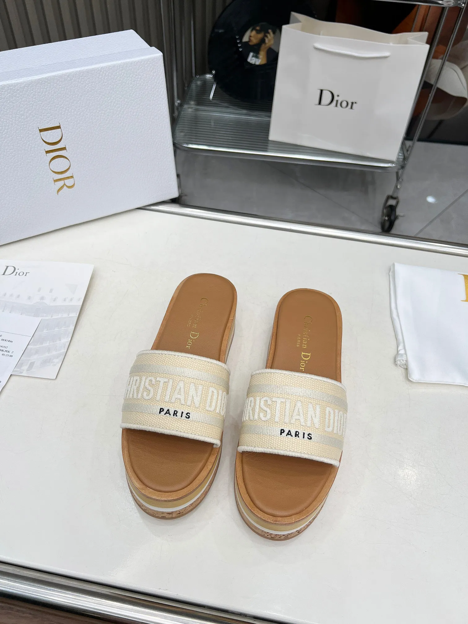 👟👟Ex-factory price 520👟👟 Dior's new spring and summer IVIETA DWAY jelly-colored flat-soled one-slip women's shoes with CD letter logo three-dimensional embroidery thick-soled round-toe open-toe slippers. The original version is developed to be the top version on the market. It feels soft and delicate on the feet and is extremely comfortable. Material: Upper imported raffia electric embroidery high-temperature water-soluble cotton technical fabric + water-dyed cowhide foot lining + original consistent combination outsole Outsole: original outsole Size: 35-42 (40.41.42 custom-made, non-refundable and non-exchangeable)